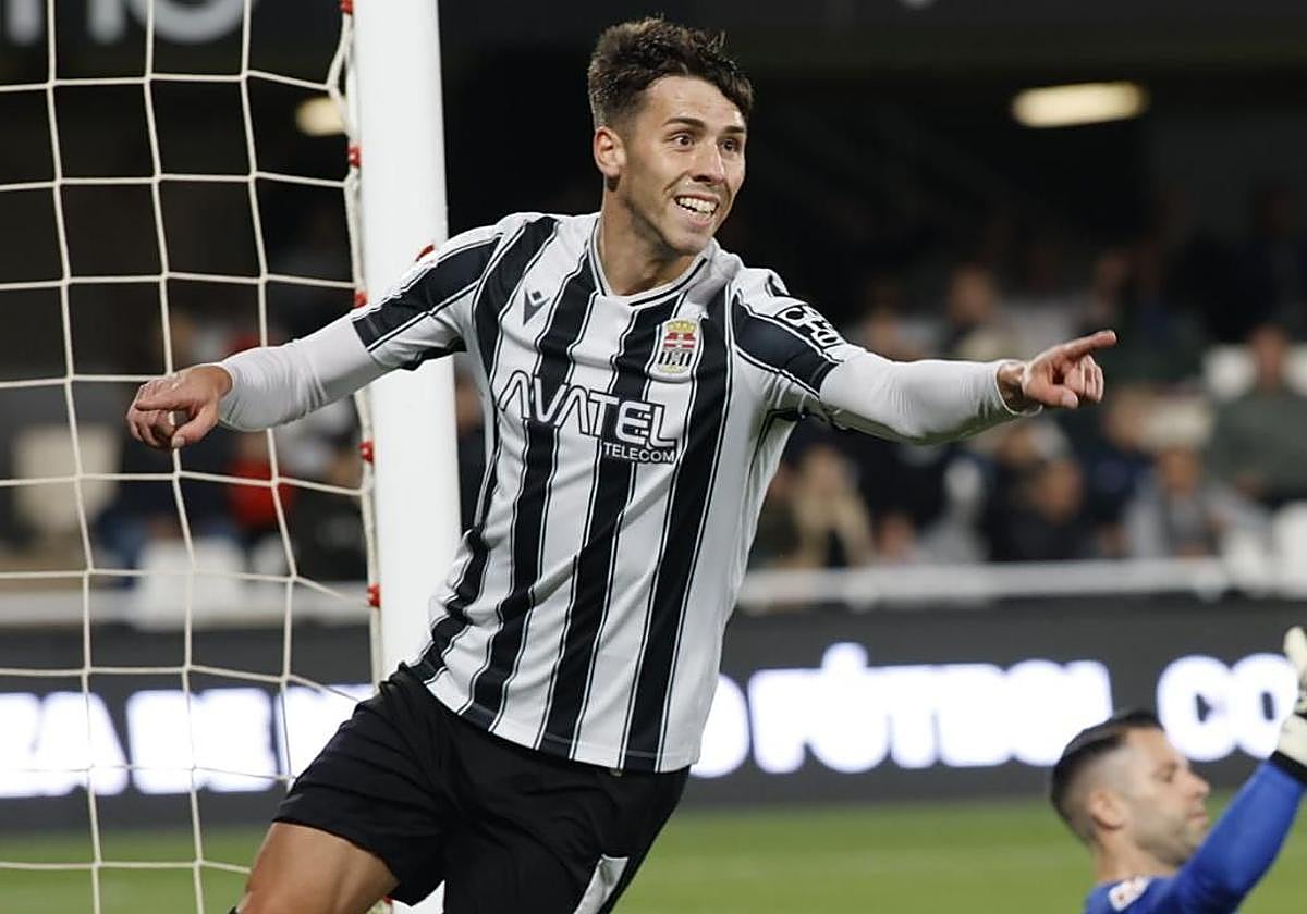 Gastón Valles celebra el tanto ante el Huesca.