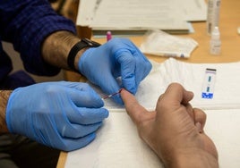 Un enfermero toma una muestra para la realización de un test rápido de VIH.