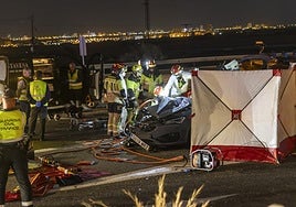 Los bomberos de Cartagena cortan la chapa del coche para extraer los cuerpos de los fallecidos.