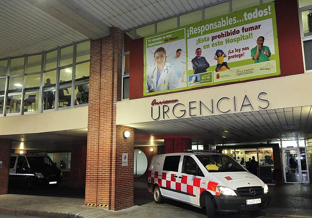 Una ambulancia en la puerta de urgencias de La Arrixaca, en una imagen de archivo.