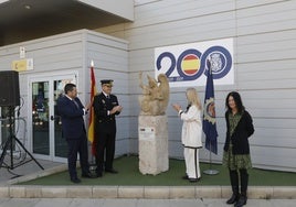 El presidente de Ceclor, el comisario de la Policía Nacional de Lorca, la concejala Carmen Menduiña y la escultora en el estreno de la talla.