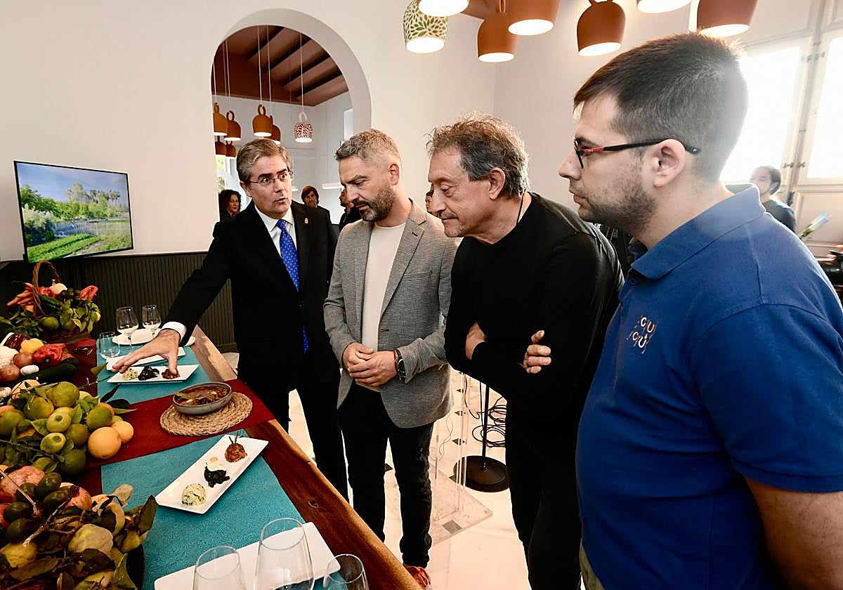El concejal Jesús Pacheco (primero izq.), este martes, durante la presentación del plan.