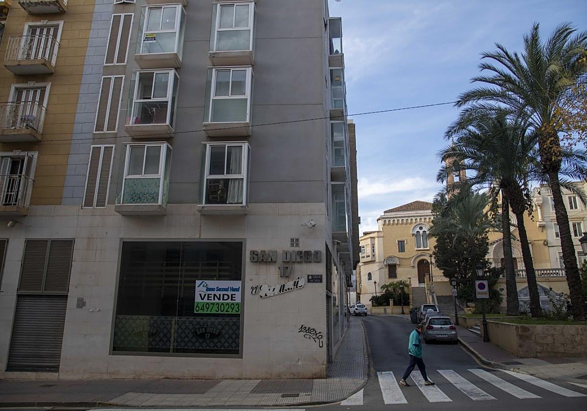 Edificio ubicado en la calle San Diego haciendo esquina con la Plaza Jaime Bosch, okupado casi en su totalidad.