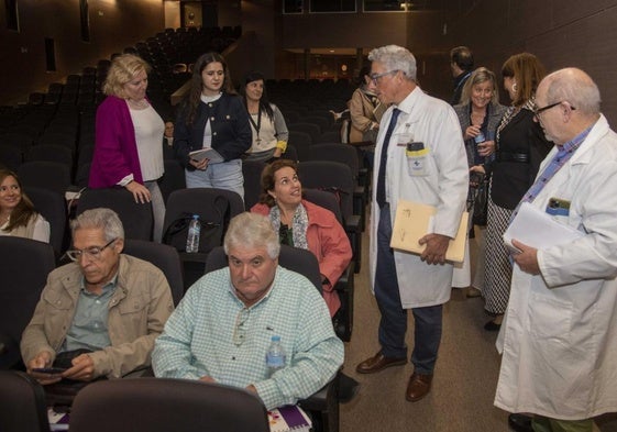 José Sedes, en el pasillo del salón de actos del hospital Santa Lucía, a su llegada a la reunión.