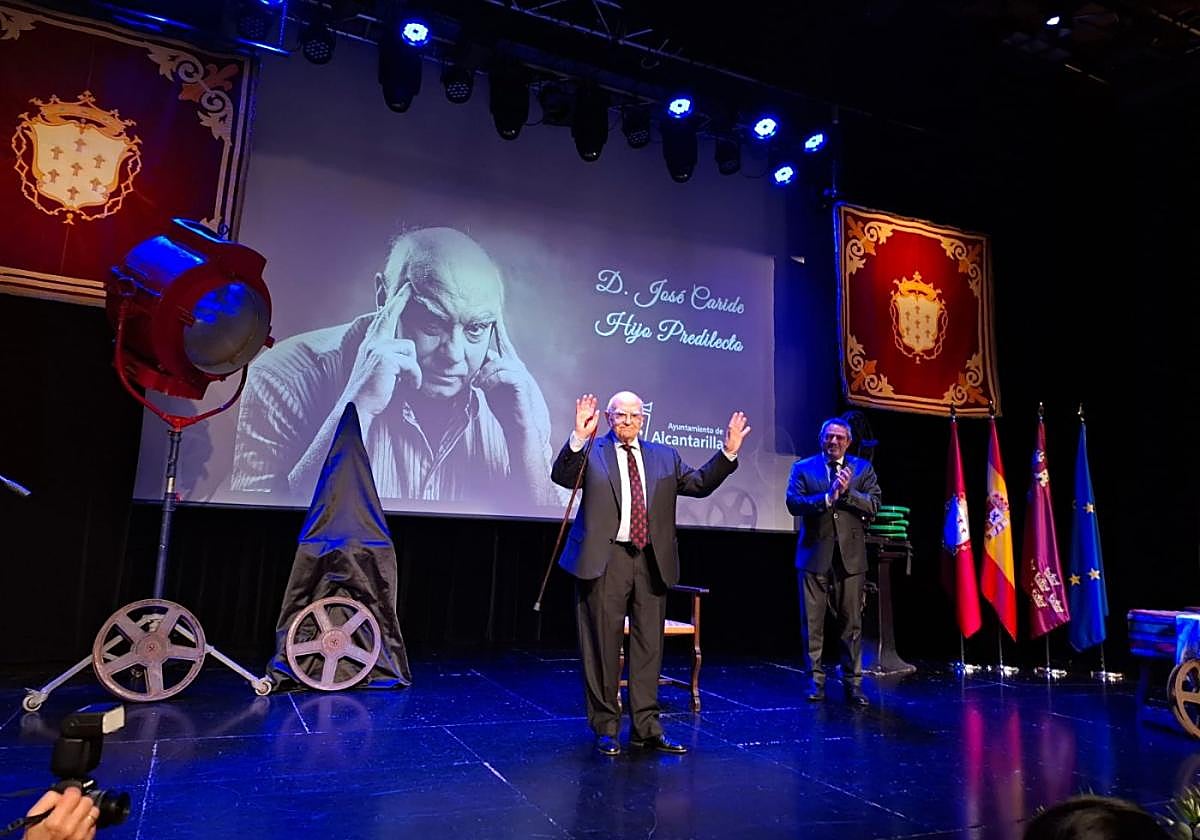 José Caride recibe el aplauso del público, ayer, en presencia del alcalde.