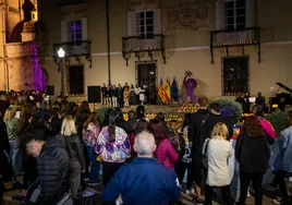 Concentración frente al Ayuntamiento, el año pasado, al término de la marcha por el 25-N.