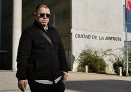 Humberto Morales, el padre de Kevin, el joven asesinado en Jumilla, a las puertas del juzgado.
