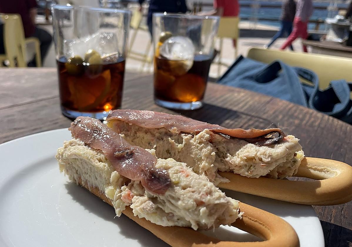 Dos vermús acompañados de sendas marineras.