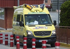 Una ambulancia llega a La Arrixaca en una imagen de archivo.