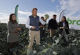 El alcalde y la consejera (d) durante el tradicional corte del primer brócoli de la temporada.