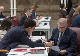 José Veléz prepara las preguntas durante la sesión plenaria de este martes.