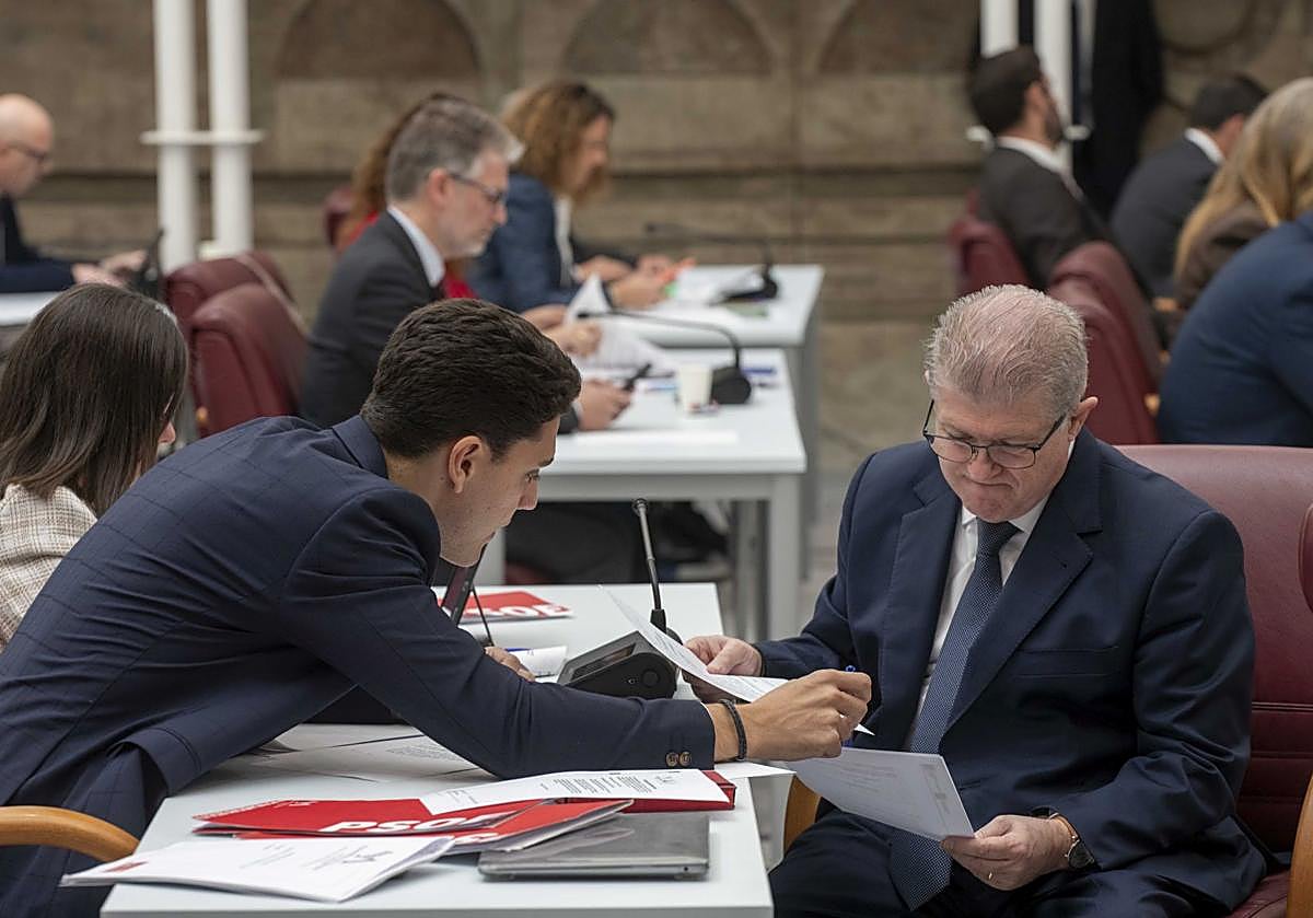 José Veléz prepara las preguntas durante la sesión plenaria de este martes.
