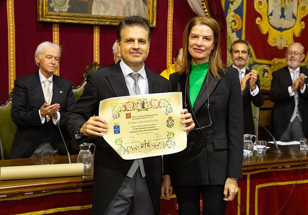 Juan Carlos Espín recibiendo el premio en Oviedo.
