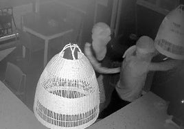 Dos delincuentes captados por una cámara de seguridad del establecimiento.