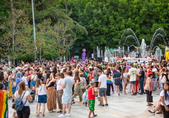 Asistentes a la marcha del Orgullo, congregados en la Glorieta en junio de 2023 para escuchar el pregón del periodista Pepe Ruiz.