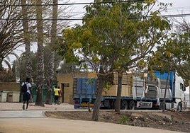 Varios inmigrantes entrando al recinto militar convertido en campamento, en la carretera de Tentegorra.