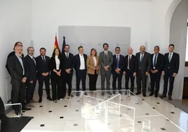 La alcaldesa de Cartagena, Noelia Arroyo, en el centro de la imagen junto al ministro de Cultura, Ernest Urtasun, y el resto de alcaldes y representantes institucionales.