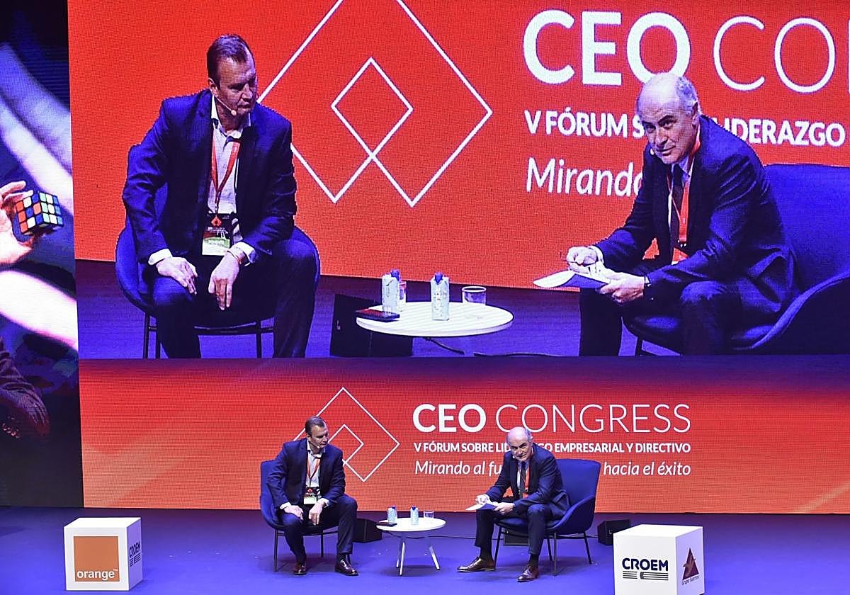 El CEO de Masorange, Meinrad Spenger, durante el diálogo con el periodista Fernando Pastor.