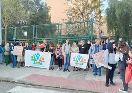 Padres y profesores del instituto Elcano, durante la protesta celebrada en la puerta del centro.