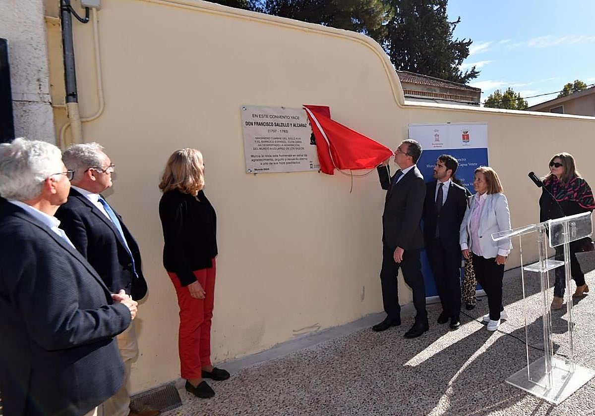 El alcalde de Murcia, José Ballesta, inaugura la placa en honor a Salzillo.