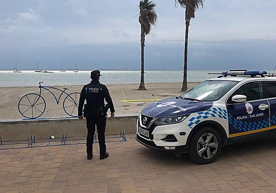 Un agente de la Policía Local de San Javier, en una imagen de archivo.