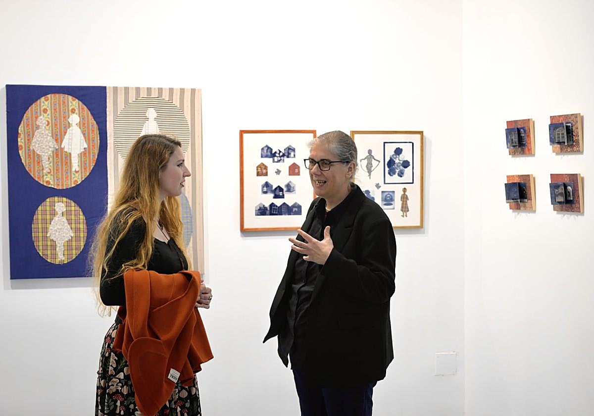 La artista cartagenera Virginia Bernal, a la derecha, anoche.