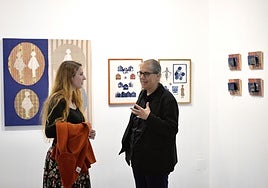 La artista cartagenera Virginia Bernal, a la derecha, anoche.