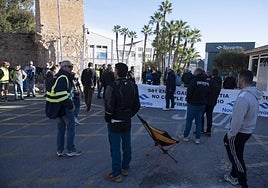 Trabajadores de Navantia, en la puerta de Santa Rosalía, este jueves por la mañana.