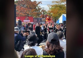 Un joven japonés muestra cómo celebran en Tokio la fiesta de España.