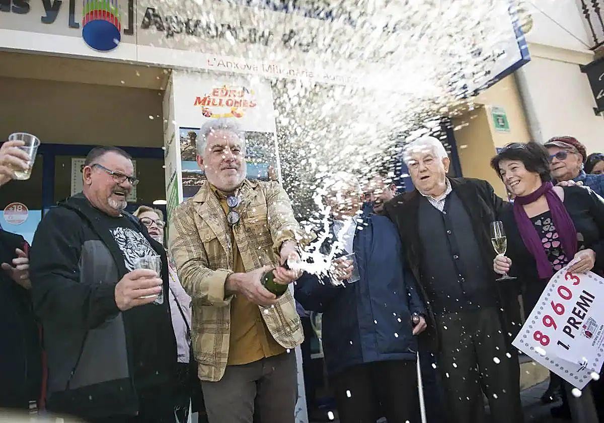 Varias personas celebran haber ganado un premio de la Lotería del Niño, en una imagen de archivo.