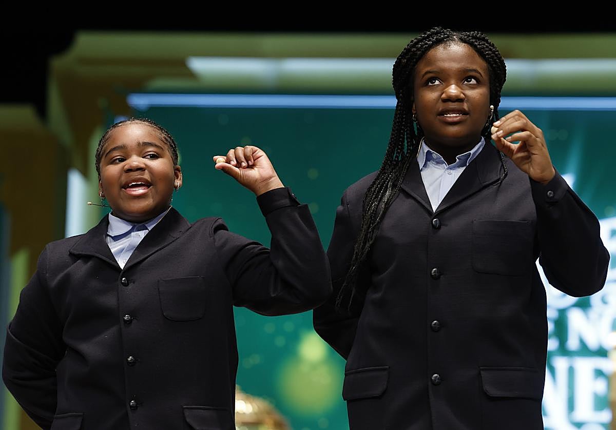 Dos de las niñas del San Ildefonso cantan un premio de la Lotería de Navidad, el año pasado.