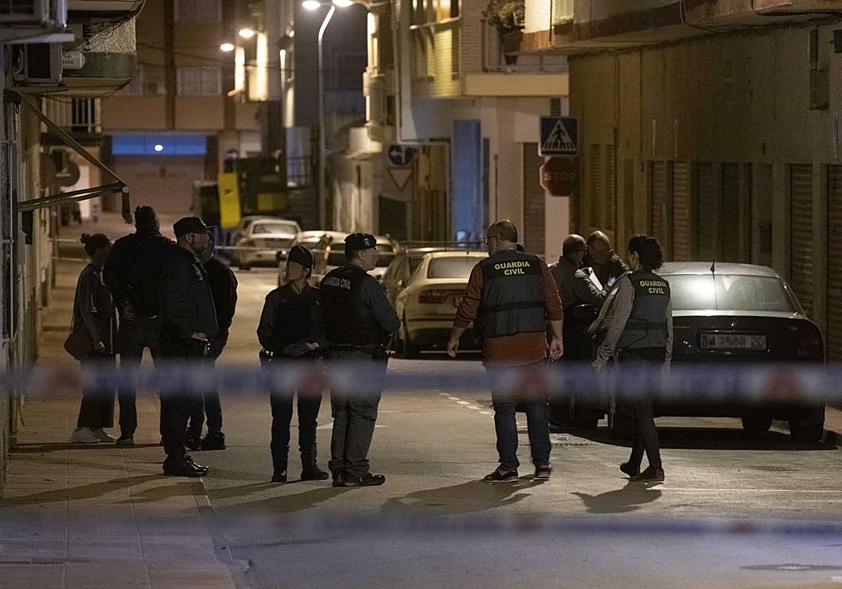 Agentes de la Policía Local y de la Guardia Civil en la calle donde tuvo lugar el tiroteo.