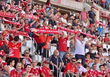 Aficionados del Murcia en la grada del Enrique Roca, en una imagen de archivo.