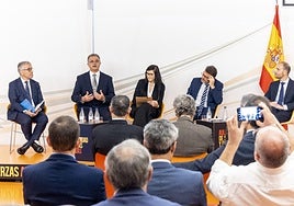 De izq. a dcha., el delegado de LA VERDAD en Cartagena y moderador de la mesa redonda, Gregorio Mármol; Antonio Guerrero, Purificación Vera, Ignacio Gutiérrez y José Luis Sáez. Debajo, Joaquín Gómez, director del Info, durante su ponencia sobre Caetra.
