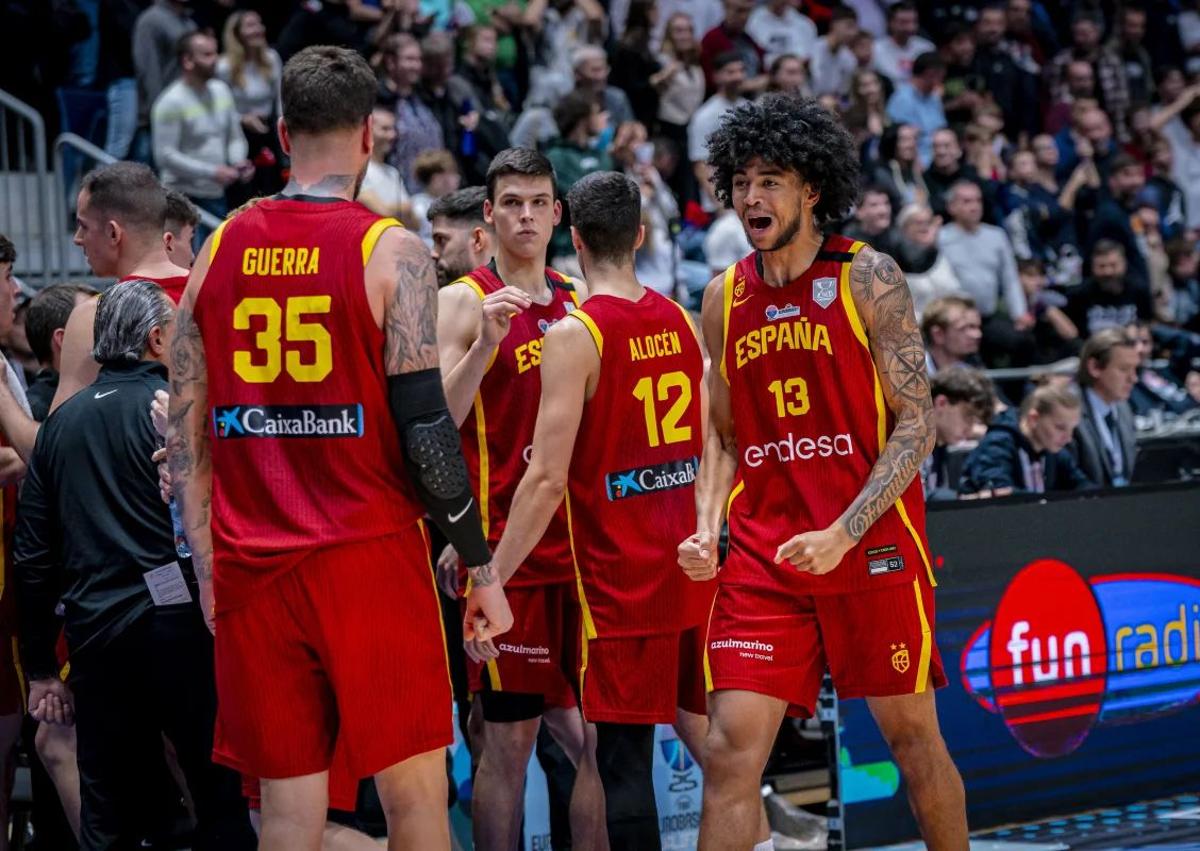 Imagen secundaria 1 - Izan Almansa debuta con nota en un partido histórico para España