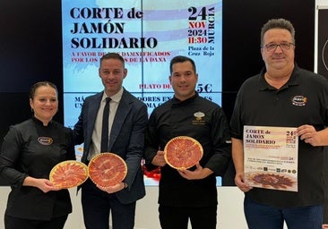 El concejal de Deportes, Miguel Ángel Noguera, en la presentación del corte de jamón solidario.
