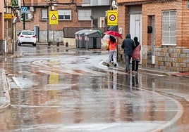 Viandantes caminan bajo la lluvia en Murcia, en una imagen de archivo.