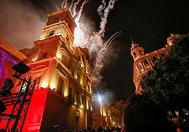 La luces tradicionales de la Navidad ya iluminan Murcia