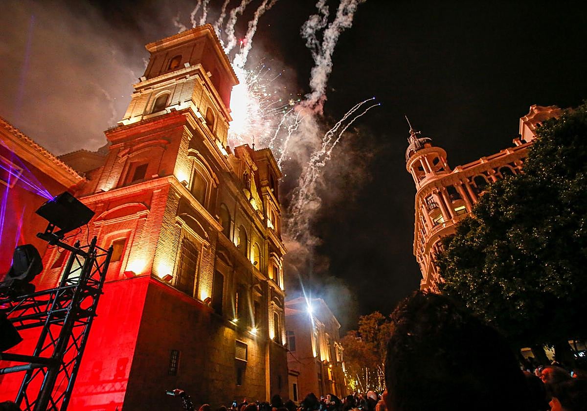 La luces tradicionales de la Navidad ya iluminan Murcia