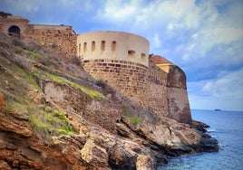 Fuerte de Santa Ana Acasamatada, en la carretera de la playa de Cala Cortina.