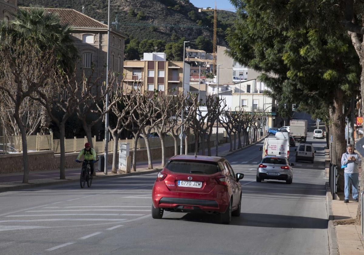Tráfico ayer en la calle Pío XII, en cuya acera junto a las Hermanitas de Los Pobres está proyectado el nuevo carril bici.