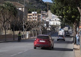 Tráfico ayer en la calle Pío XII, en cuya acera junto a las Hermanitas de Los Pobres está proyectado el nuevo carril bici.