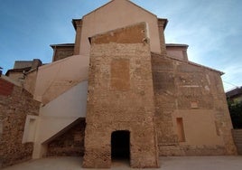 Torre-camarín de la iglesia de Beniaján tras su recuperación. La puerta da acceso a una estancia abovedada que pudo utilizarse como pósito.