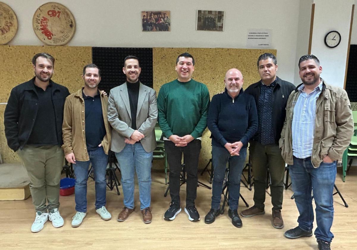 Diego Boluda y Pacho Flores, en el centro, junto a la directiva de la Agrupación Musical Muleña.