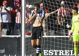 Sipcic se lamenta en el primer gol del Almería.