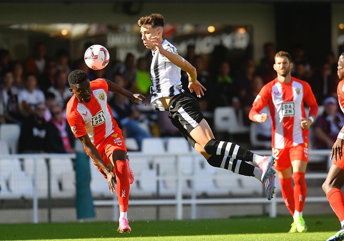 Gastón intenta controlar el balón en el partido contra el Almería.