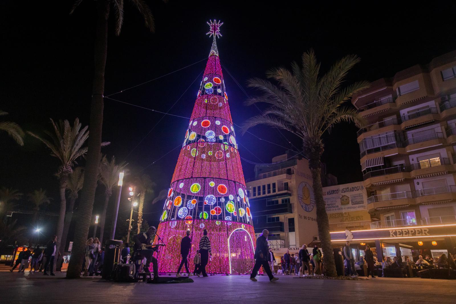 El encendido de las luces de Navidad de Torrevieja, en imágenes