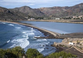 Zona de acumulación de los residuos mineros vertidos por la empresa Peñarroya en la bahía de Portmán, este viernes.