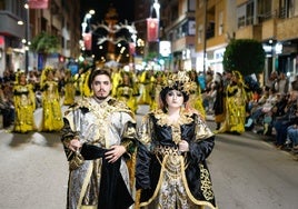 Almoniara y su favorita, del grupo de los Mudéjares, por la avenida Juan Carlos I ayer por la noche.