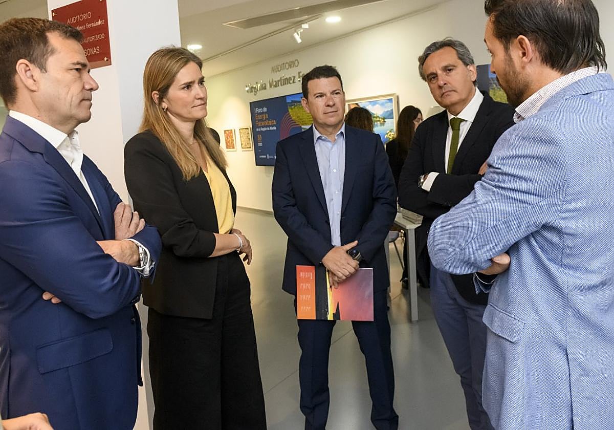 Sara Aagesen, en un foro de energía fotovoltaica organizado por LA VERDAD en 2023, con Raúl Morales (Soltec) y Miguel Ángel Martínez-Aroca (Anpier).